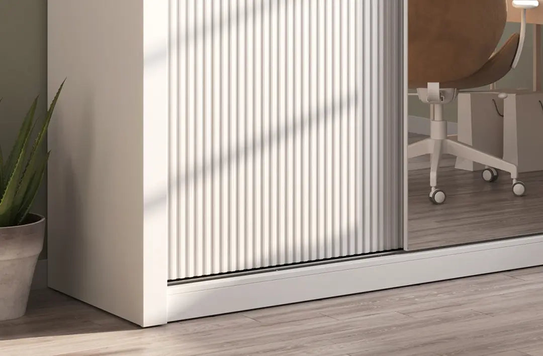 Kleiderschrank , -28 Schwebetürenschrank mit Spiegel. Breite 180 cm. Farbe Weiß Matt