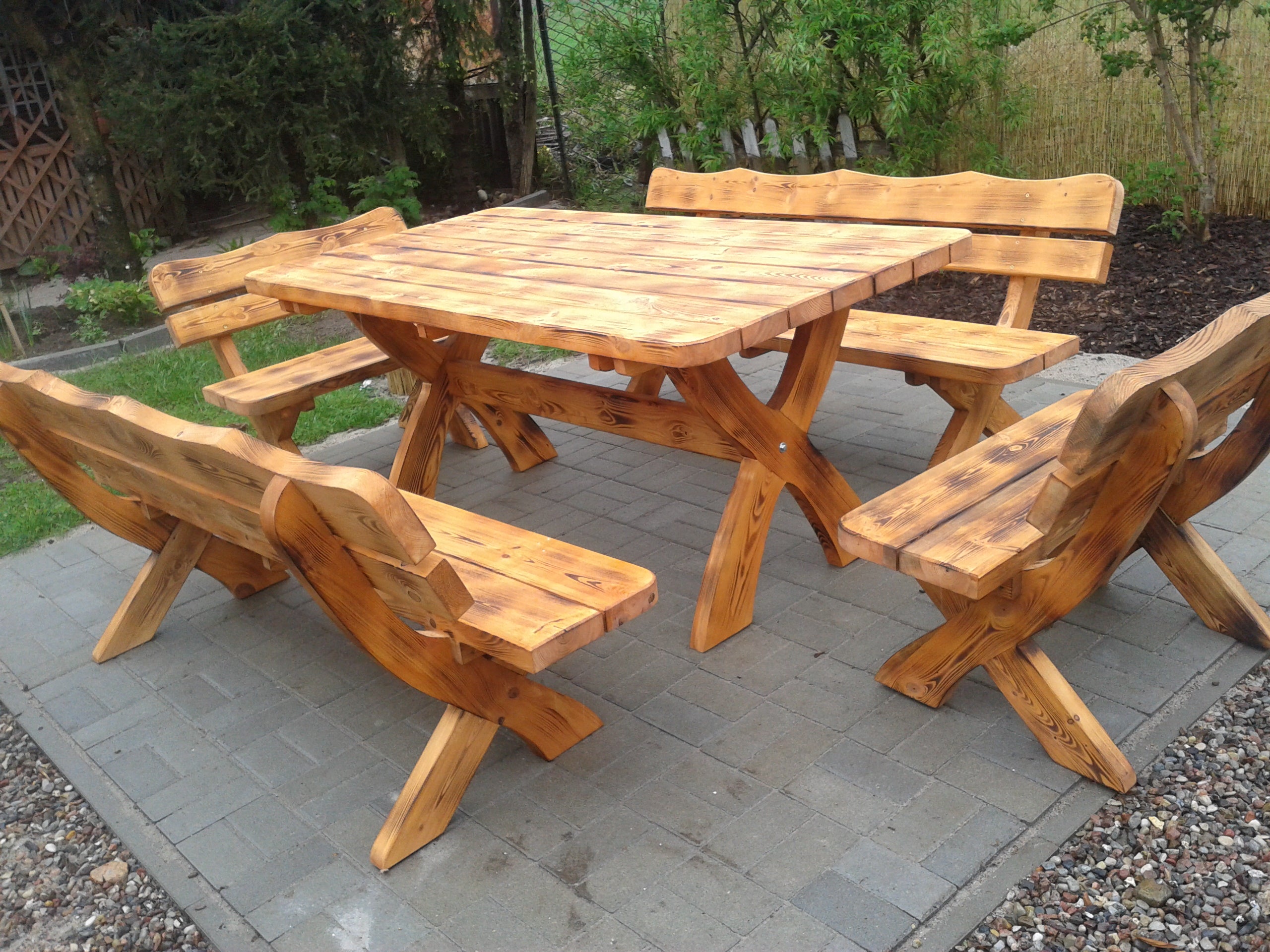 Gartenmöbel OJ, Holzgartenmöbel, Tisch + 2 Bänke + 2 kleine Bänke. Farbe geflammt