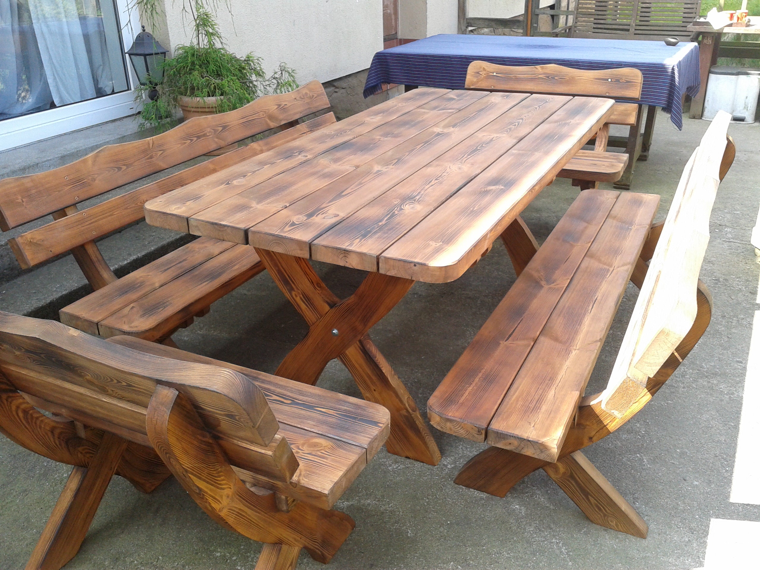 Gartenmöbel OC Holzgartenmöbel, Tisch + 2 Bänke + 2 kleine Bänke. Farbe geflammt