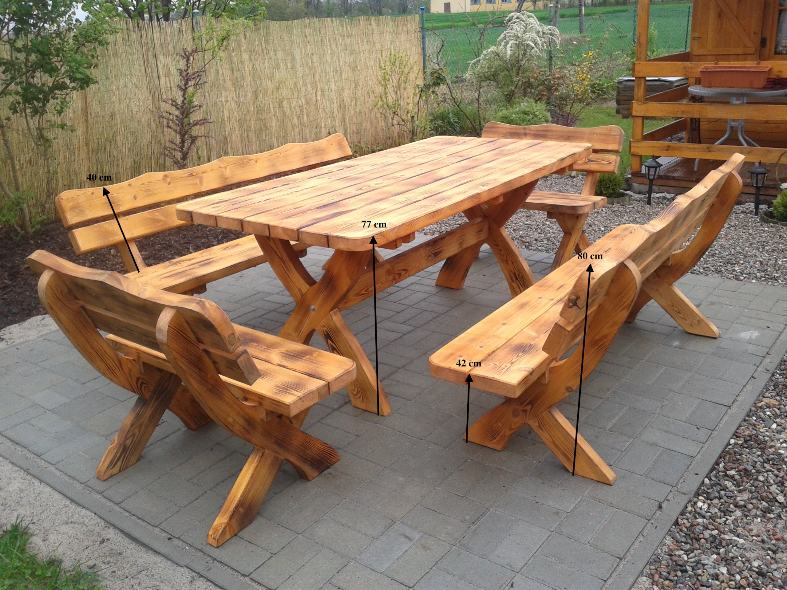 Gartenmöbel OJ, Holzgartenmöbel, Tisch + 2 Bänke + 2 kleine Bänke. Farbe geflammt